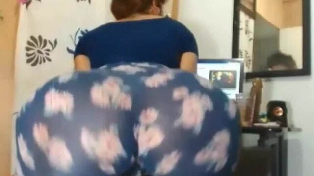 Massive ass in ugly legging