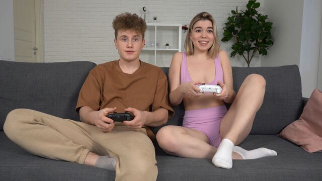 Stepsister decided to have sex with stepbrother while parents are not at home - syndicete