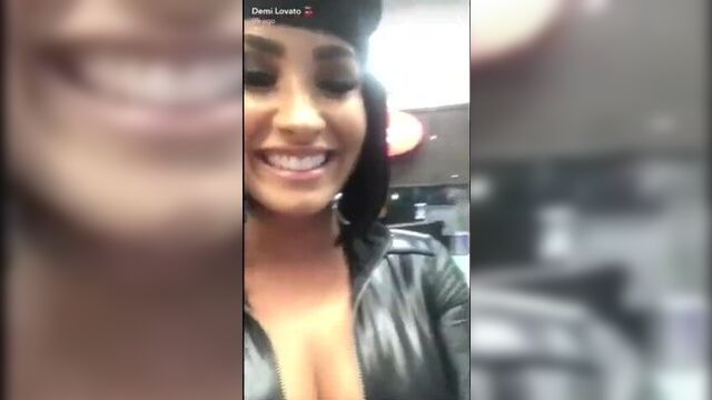 Demi lovato policiere sexy 1