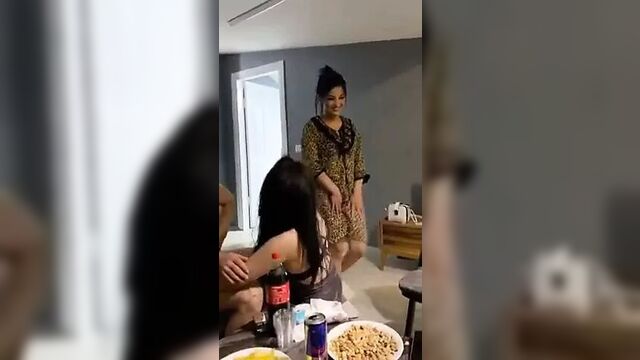 Hatun zorla siktirecek kendini