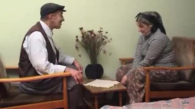 Yasli amca turbanli karisini sikiyor (Turkish)