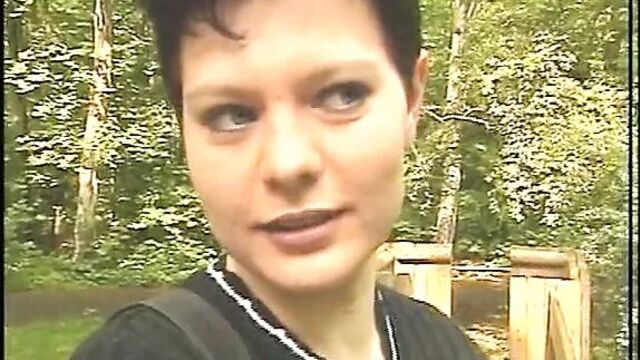 Milf im Wald augfgerissen und mit ins Hotel genommen