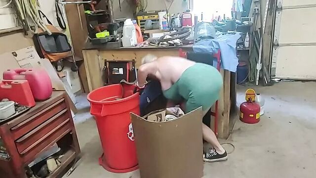 Braless Mature huge saggy Tits in Garage