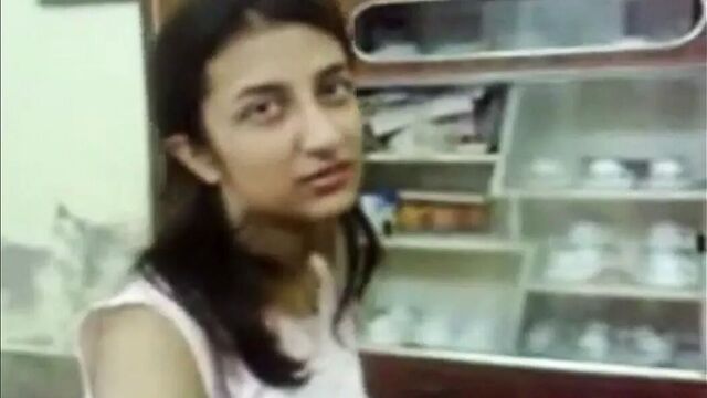 Budhe baap ne beti ko choda Ghar me