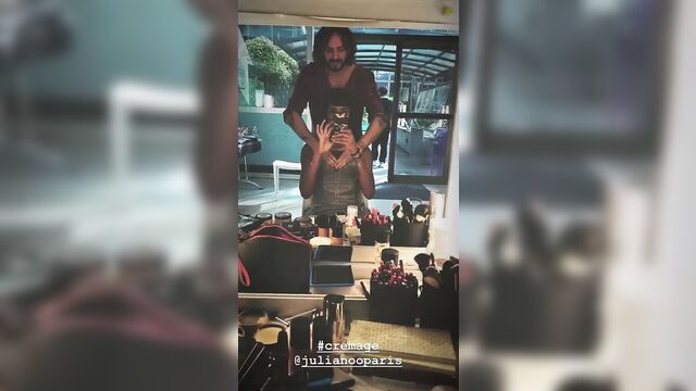 Shy'm se fait passer les seins.