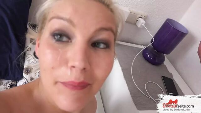 Schluck runter, Schatz! Das Bett ist frisch bezogen!