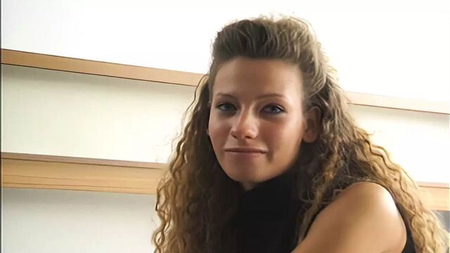 Junge brunette schoenheit fingert sich vor der kamera