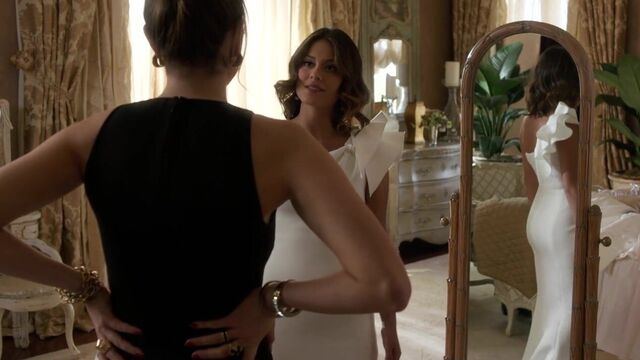 Nathalie Kelly vs. Elizabeth Gillies - Dynasty s1e02