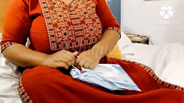 Stepmom ki birthday par return gift mai Mila chut chudai ka maza. #stepmomstepsonsex