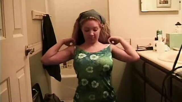 Sexy babe likes it when she gets a huge cock bang her wet cunt