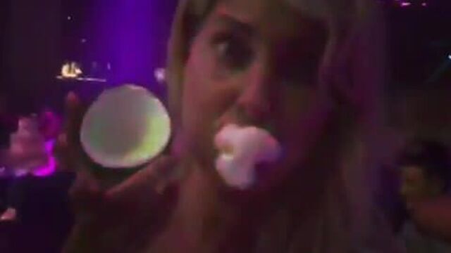 Giulia Siegel schluckt