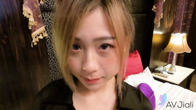 Sexy Chinese girl Lin Siyu has sex with her boyfriend in a hotel room.