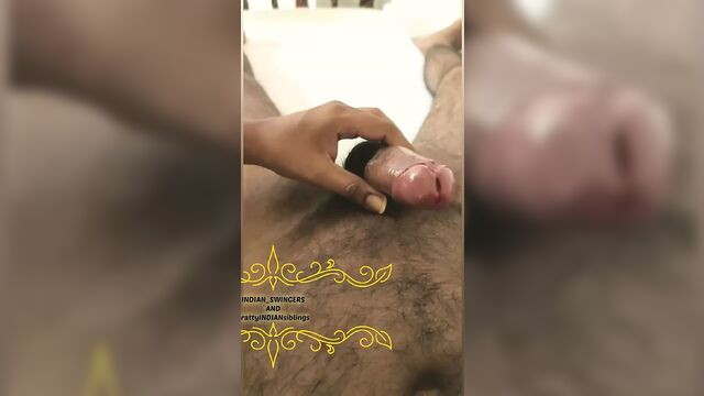 Japani Tel laga Shanaya apne bhai Kabeer ki Malish karte hue