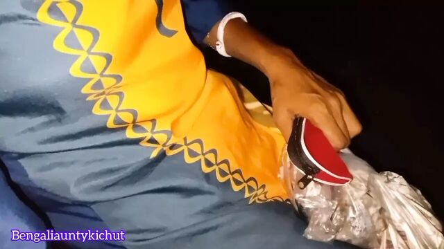 Kaki sote sote chudwa Li bhatije ke sath land chhil Gaya bhatije ka chudai karte karte by bengaliauntykichut