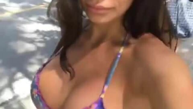 Naida CG sex bomb on the beach