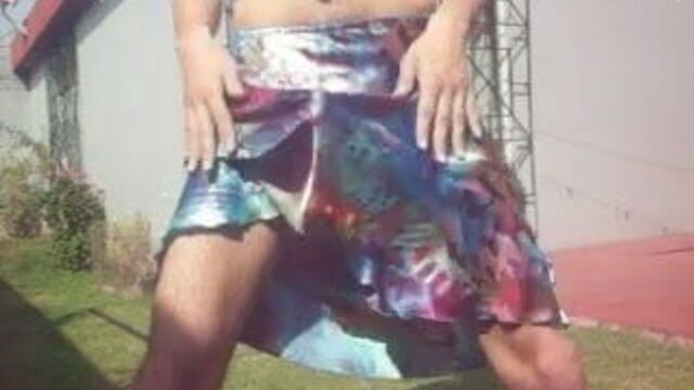 Me masturbo y disfruto de esta rica falda de satin