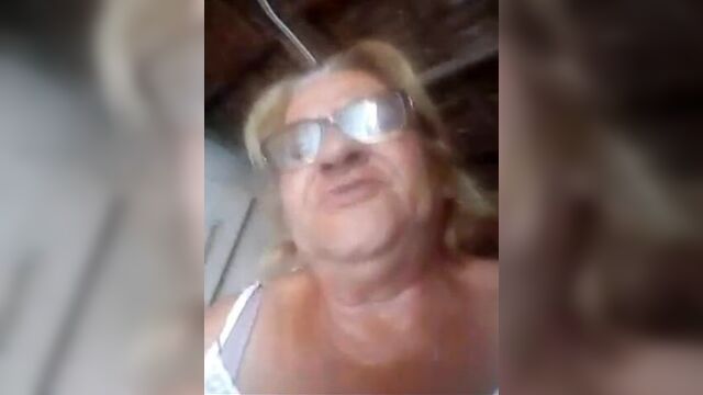 Maria Silva coroa mostrando a buceta meladinha