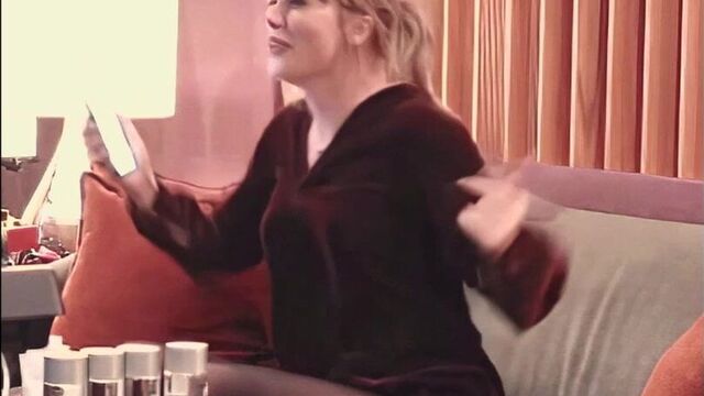 Taylor Swift bouncing on sofa