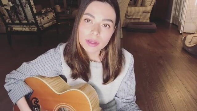 Miranda Cosgrove singing