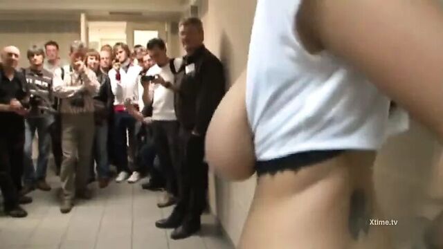 Scopata nel bagno di un locale davanti a tutti.